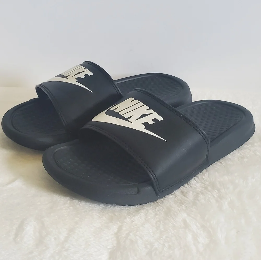 𝅺NIKE Benassi Black Slider Sandals Size Youth 1